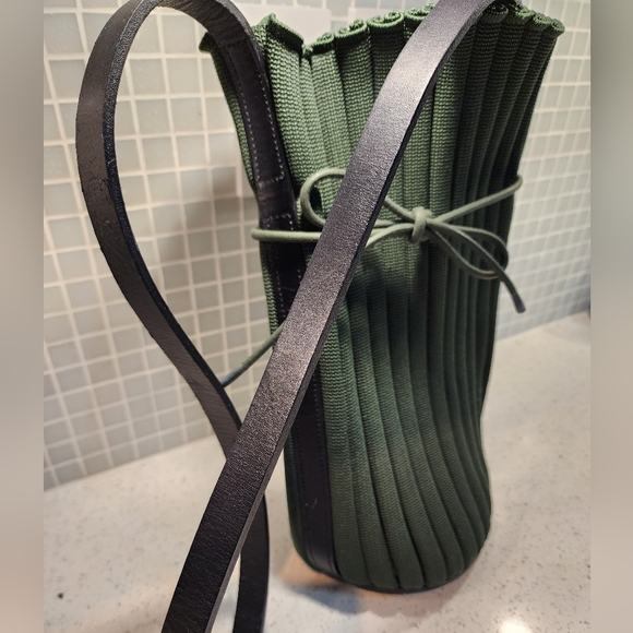 Olive Green Ribbed Crossbody Bag - Picture 8 of 9